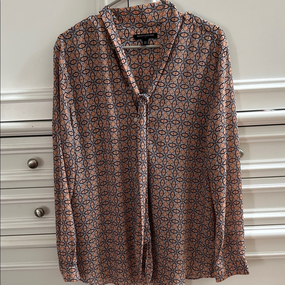 Banana Republic Geometric Blue and Tan Shirt in EUC
